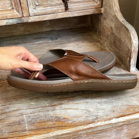 ? Born Cedro Brown Leather Sandal Flip Flops Size 12 neutral classic summer